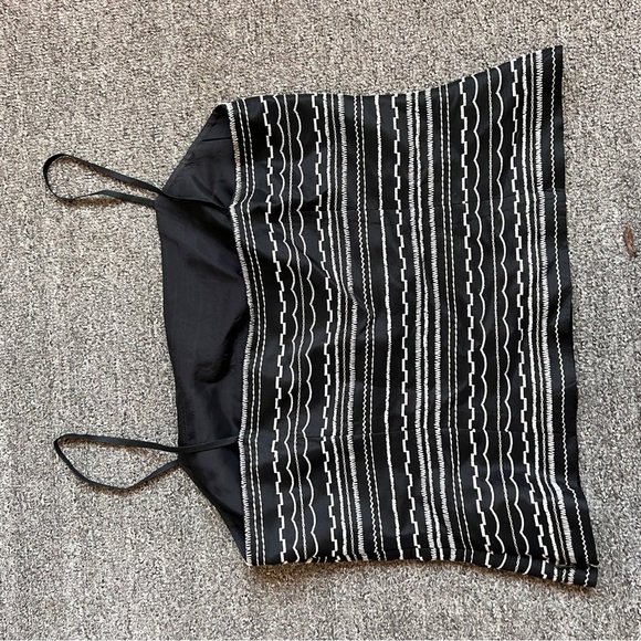 Ann Taylor Geometric Black and White Striped Women's Top size 12p - Picture 2 of 7